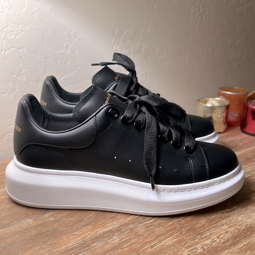 Oversized Sneaker in Black Alexander McQueen NEW